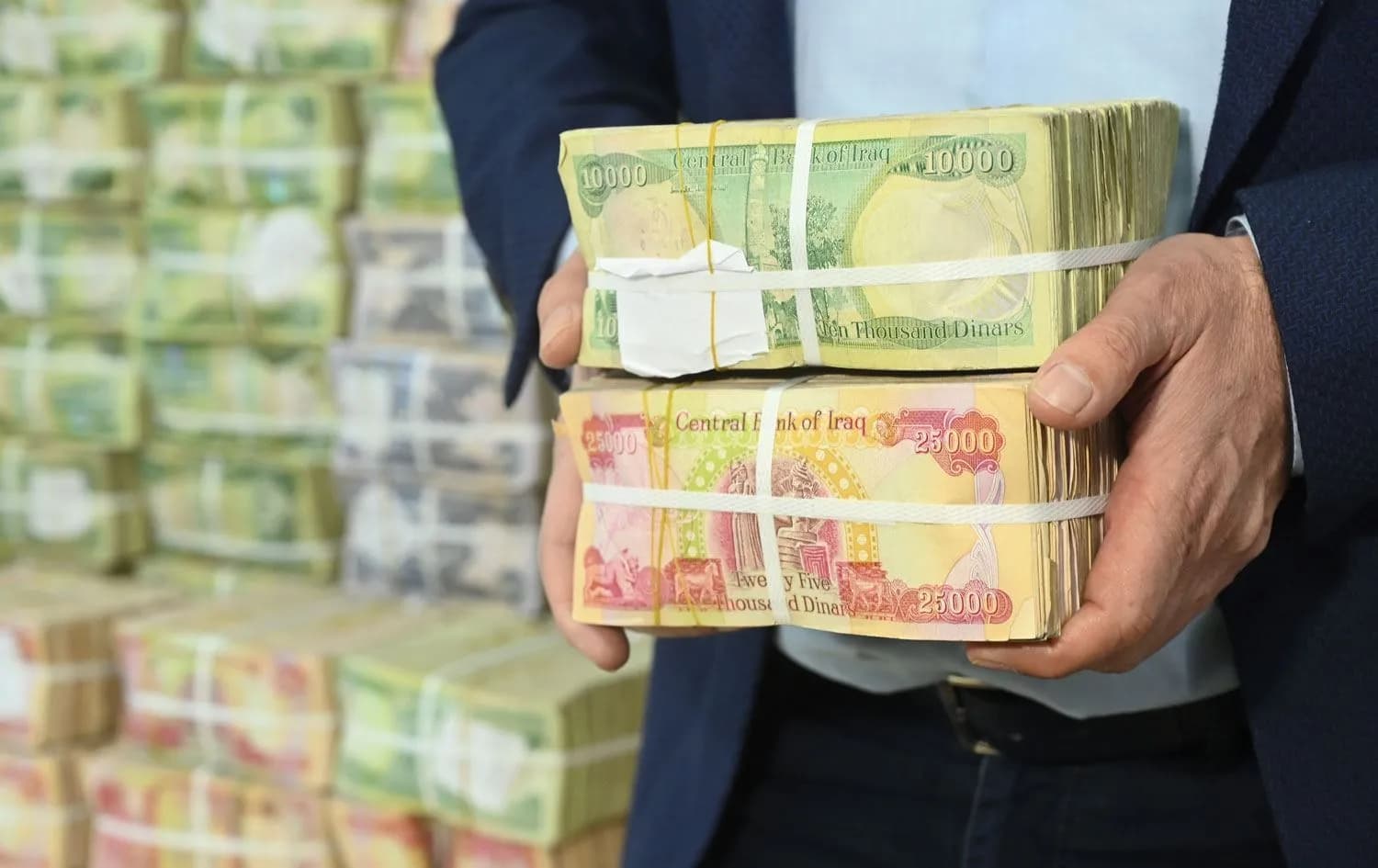 المالية النيابية: رواتب الموظفين مؤمّنة وعجز موازنة 2027 قد يبلغ 65 تريليون دينار