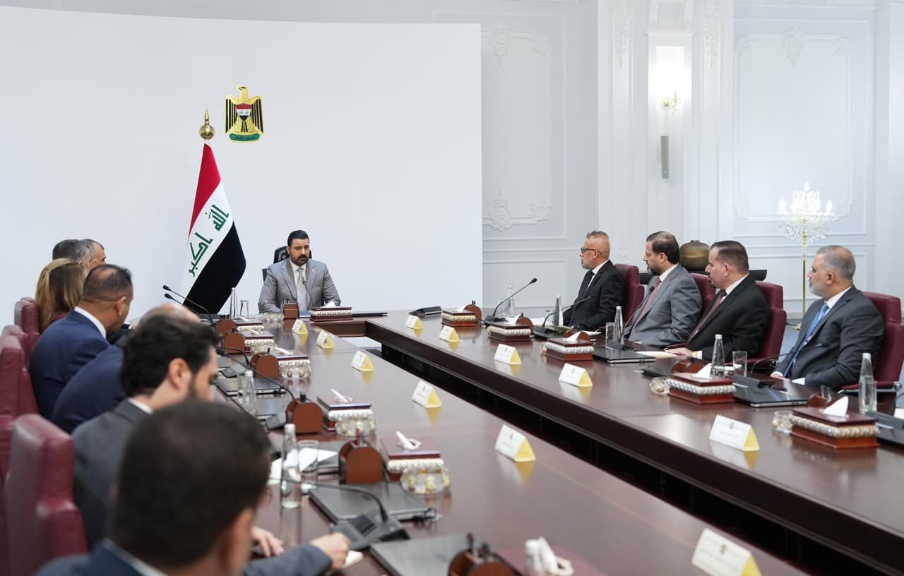 رئيس الوزراء علي الزيدي يستضيف رئيس وأعضاء اللجنة المالية النيابية لبحث السياسات المالية والاقتصادية