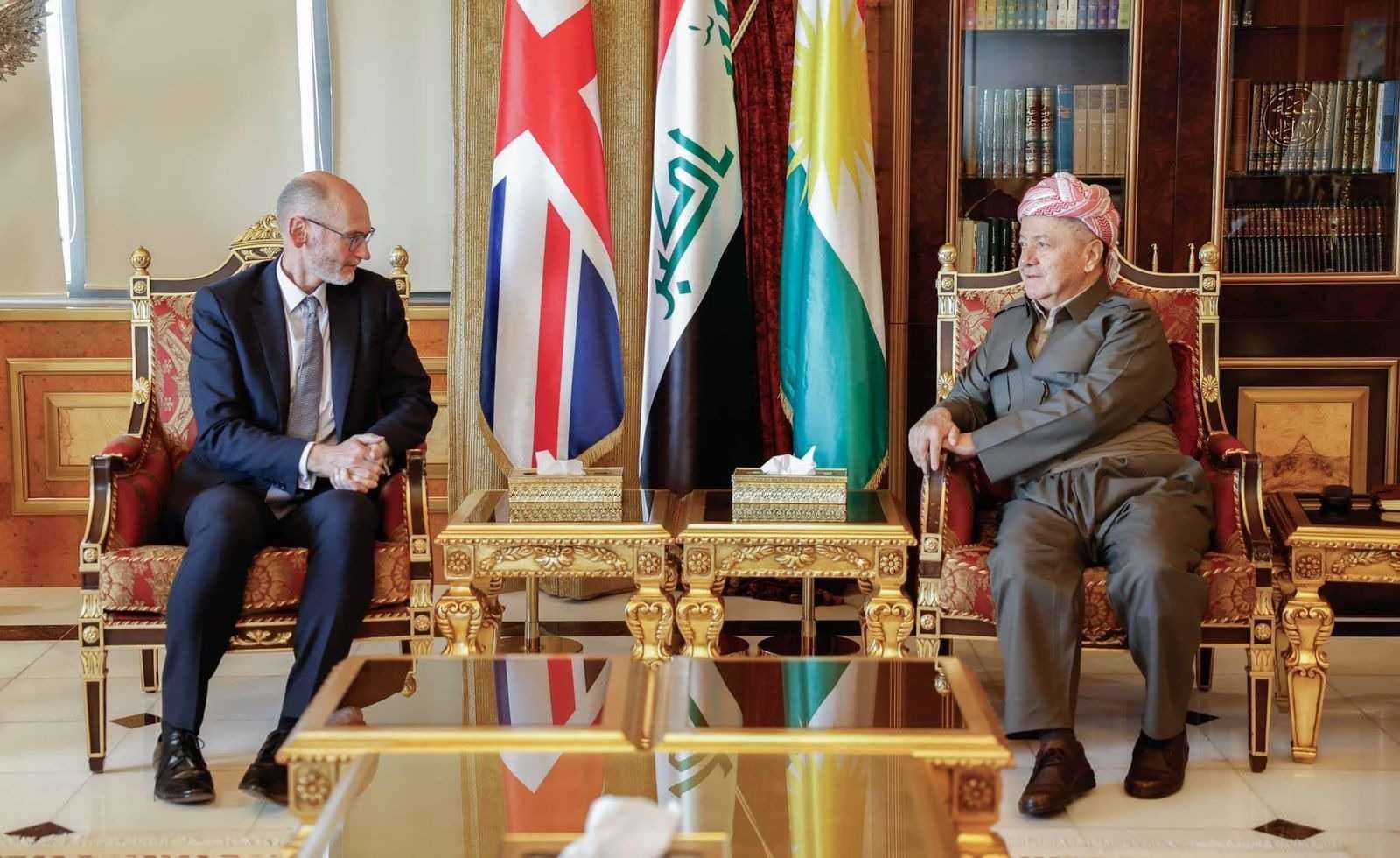 بارزاني يجري مباحثات مع السفير البريطاني في العراق