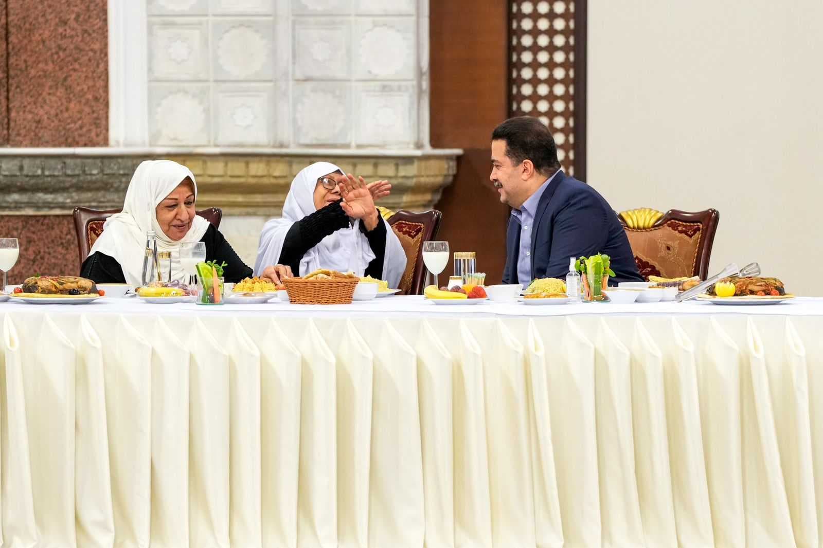السوداني يشارك المسنين مأدبة إفطار رمضان ويستمع إلى مطالبهم