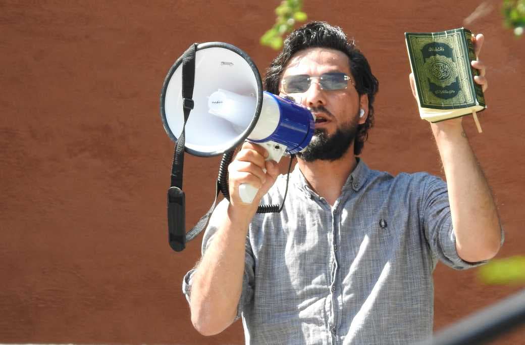 سلون موميكا يتخذ خطوة سريعة لتفادي ترحيله إلى العراق