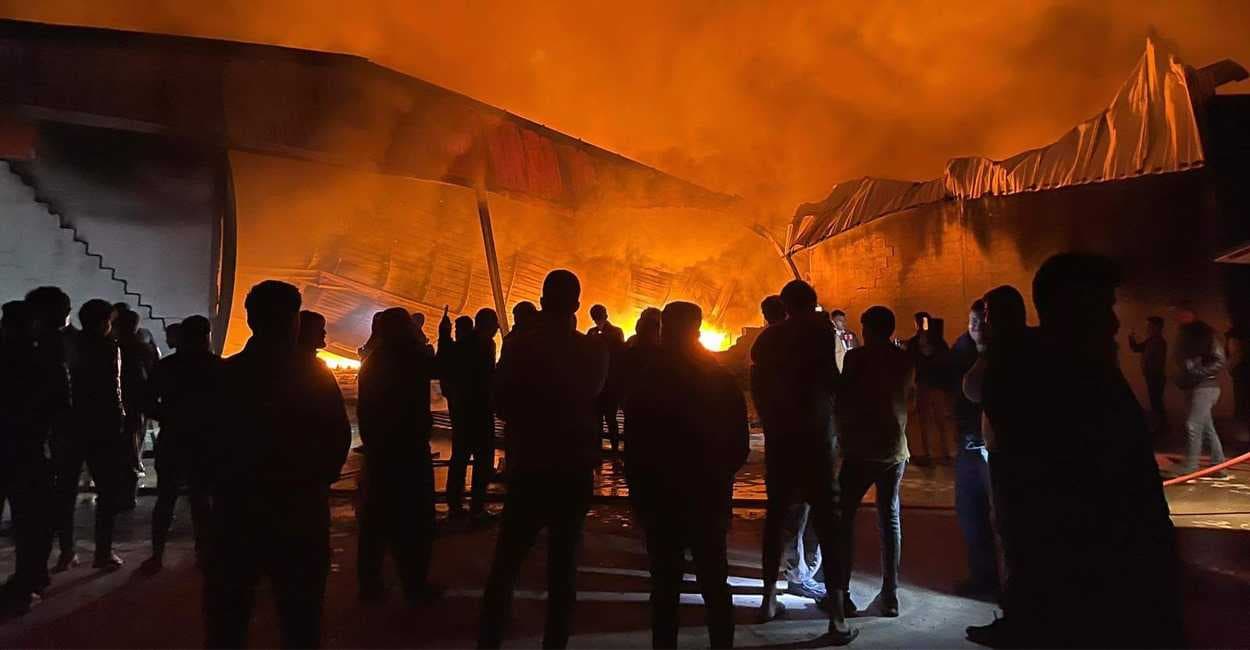 اندلاع حريق في معرض لمركبات حمل كبيرة في أربيل
