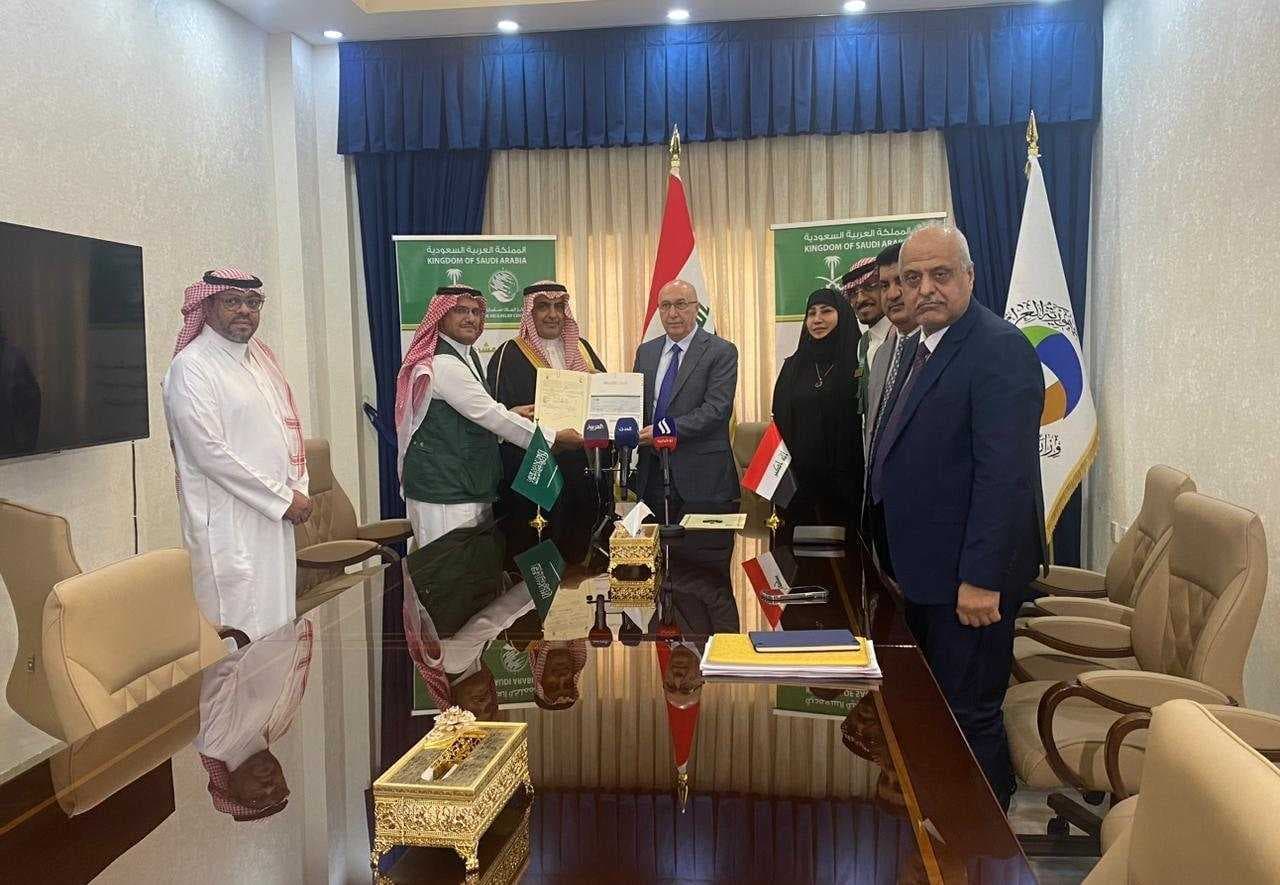 العراق والسعودية يوقعان مذكرة تفاهم لتطهير المساحات الملوثة في بادية المثنى