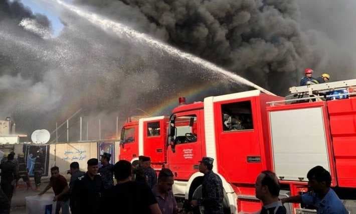 الدفاع المدني تكافح حريقًا داخل عدد من المحال التجارية شمالي بغداد