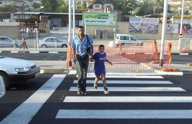 المرور تجتمع لفرض غرامة على من يعبر الشارع من الأماكن غير المخصصة