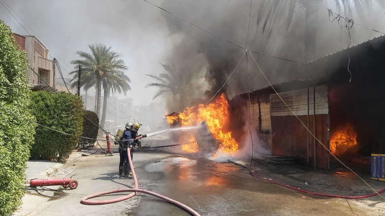 السيطرة على حريق اندلع داخل معمل للإسفنج في بغداد