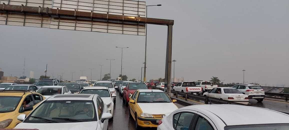 شوارع بغداد تغرق بمياه الأمطار وشلل تام يضرب حركة السير