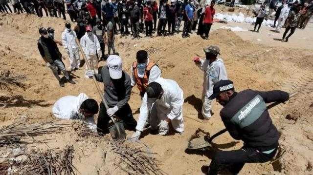 حماس ’غاضبة’: المقابر الجماعية دليل على وحشية الاحتلال