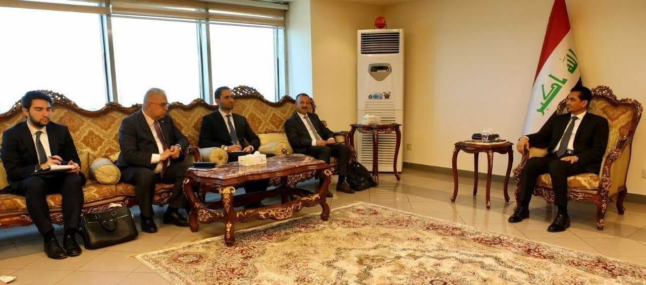 وزير النقل يبحث مع وفد تركي آخر تطورات طريق التنمية