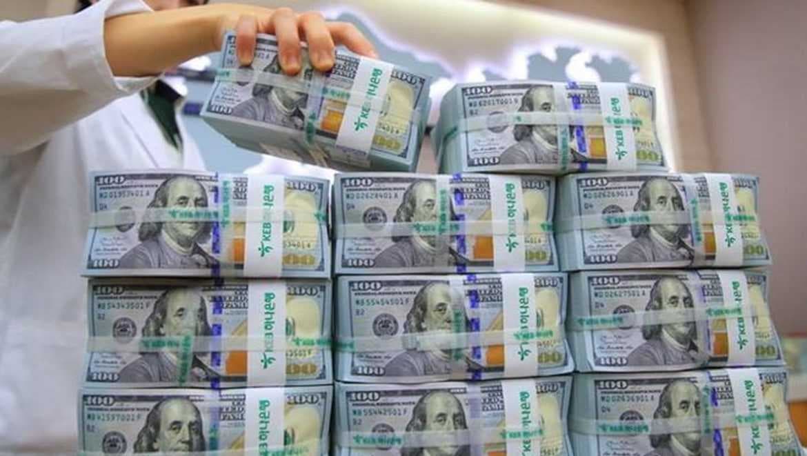 خلال أسبوع.. البنك المركزي العراقي يبيع ملياراً و400 مليون دولار