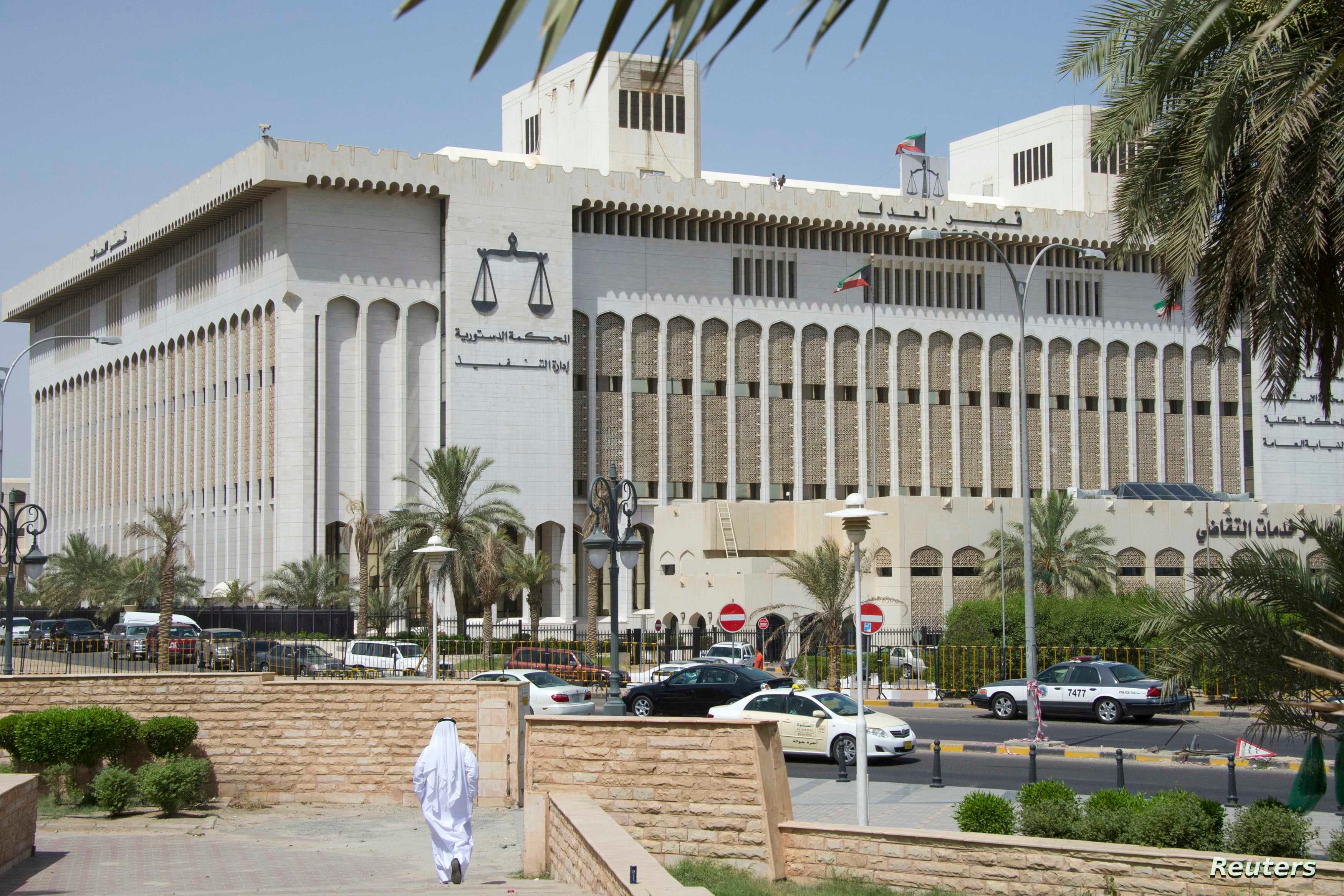 النيابة العامة الكويتية تأمر بحبس مواطنين انتقدوا أمير البلاد