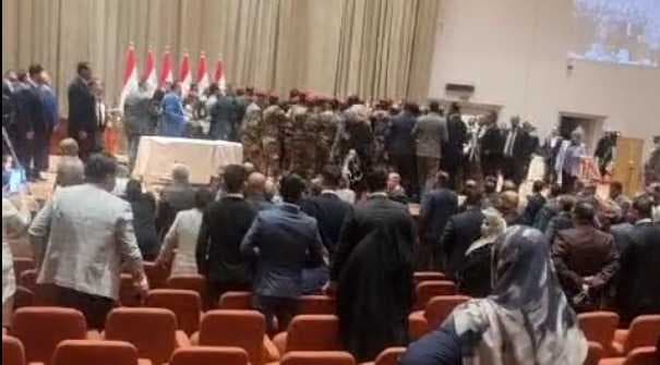 اشتباك بالايدي بين نواب تقدم وآخرين وتدخل حماية المجلس