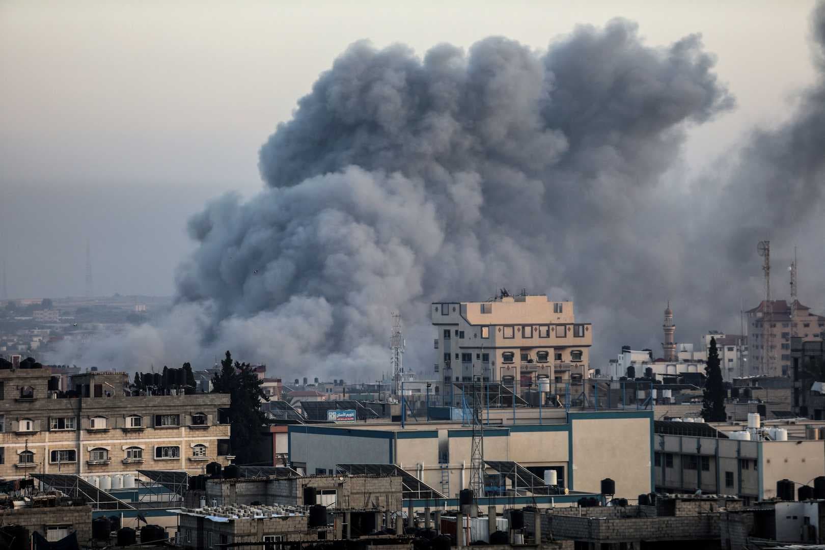 استشهاد 40 فلسطينيا بقصف صهيوني على خيام النازحين في رفح