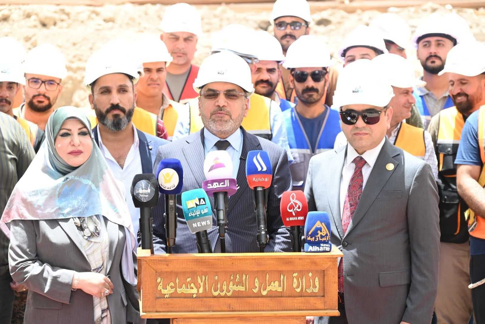 وزير العمل يوزع الوجبة الاولى من الوحدات السكنية بمجمع دار السلام السكني في بغداد