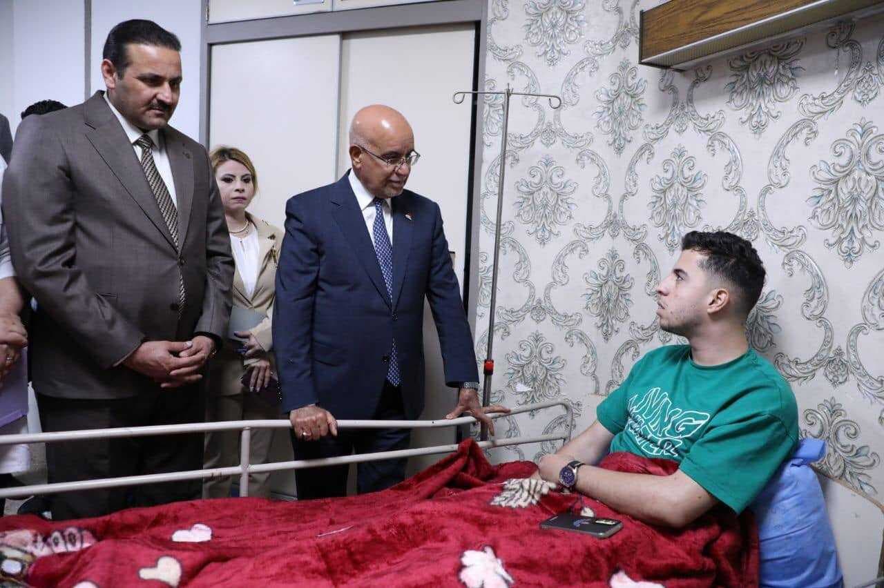 وزير الصحة ورئيس الوزراء الفلسطيني يتفقدان الجرحى الفلسطينيين في مدينة الطب ببغداد