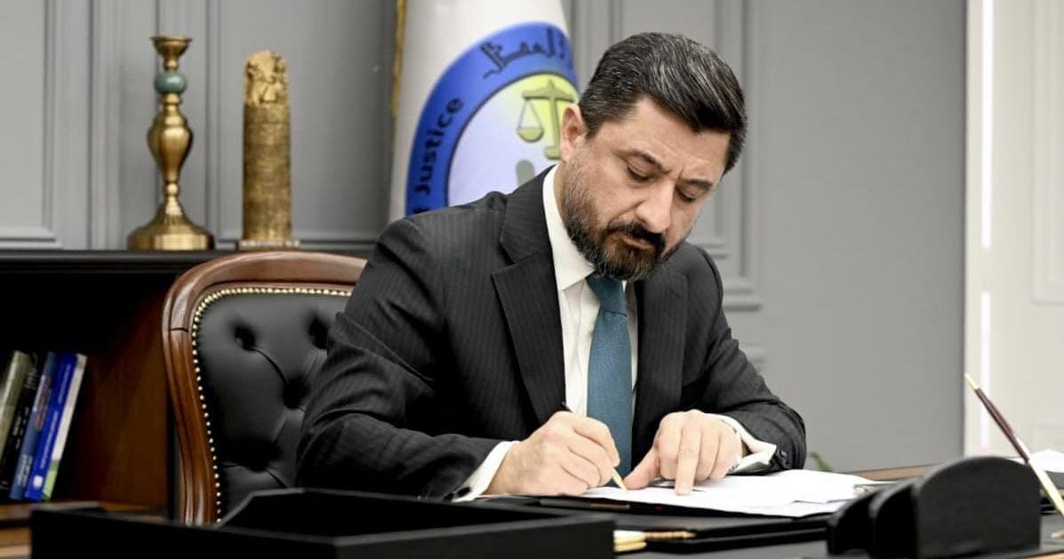 العدل توجه بمعاقبة موظفين في النجف لتورطهم بقضايا ابتزاز