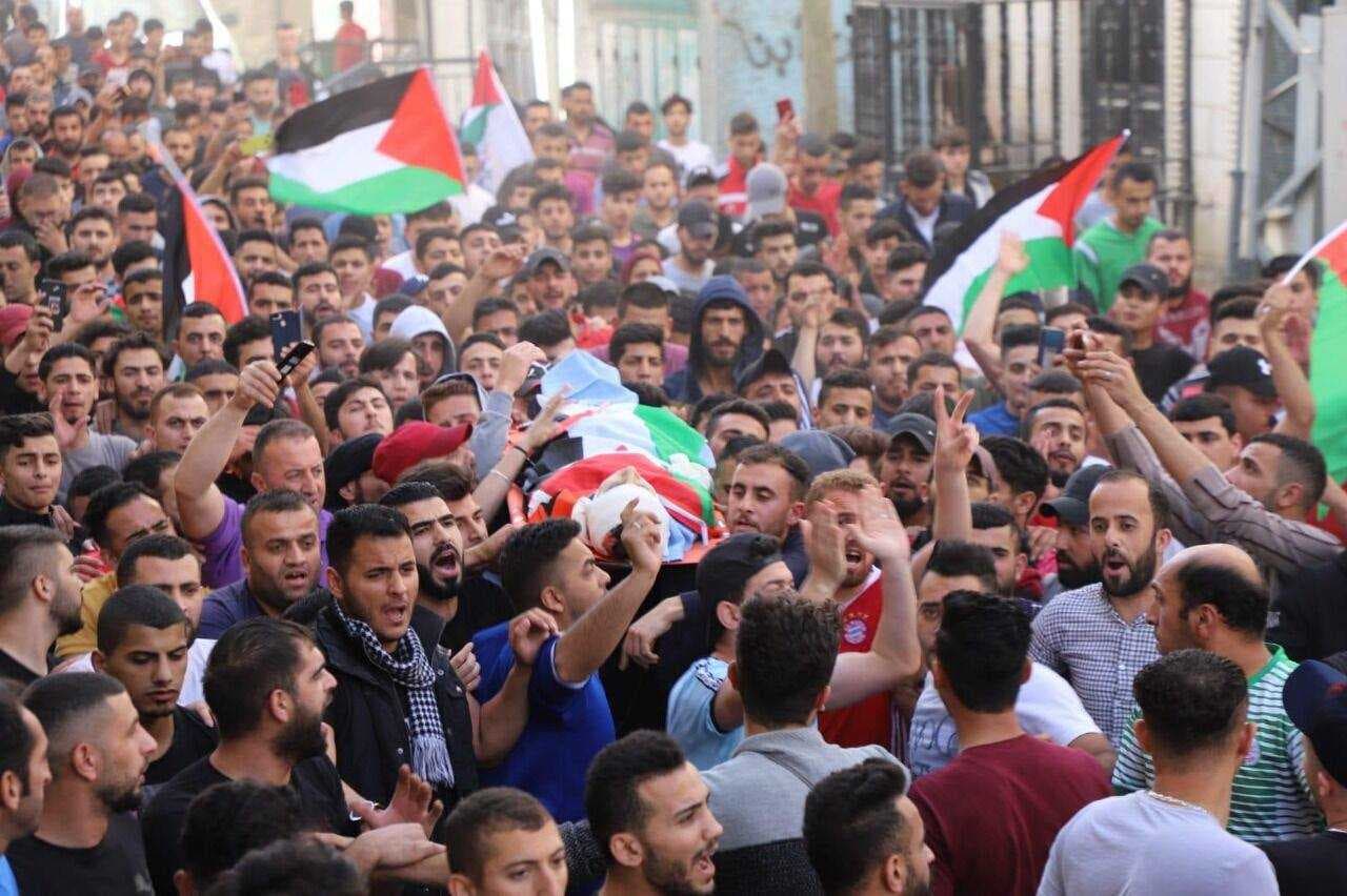 استشهاد فلسطيني وإصابة آخرين برصاص الصهاينة