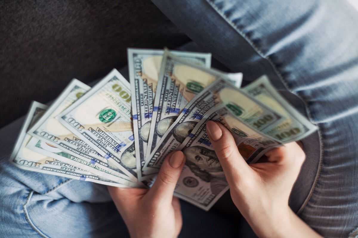 الدولار يرتفع في بغداد واربيل ويقفز فوق 147 ألفا
