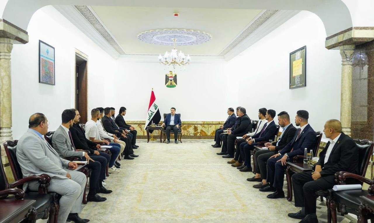 رئيس الوزراء يستقبل مجموعة من عوائل الشهداء