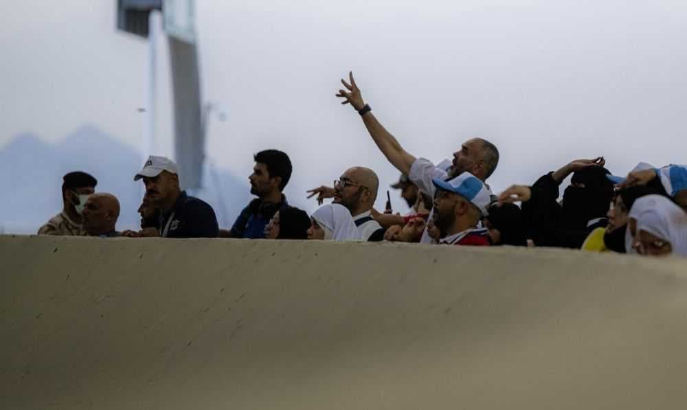 حجاج بيت الله يرمون الجمرات الثلاث