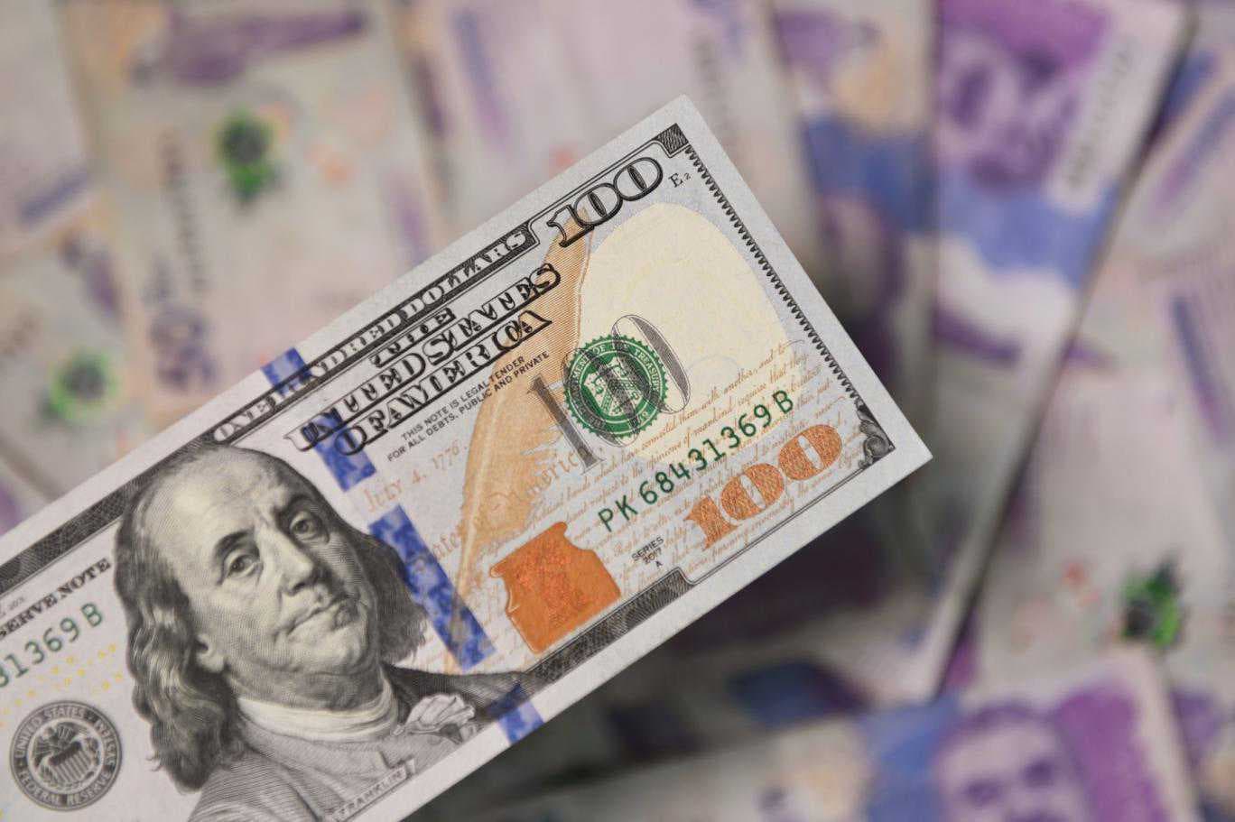 الدولار يفتتح الأسبوع منخفضا أمام الدينار في بغداد