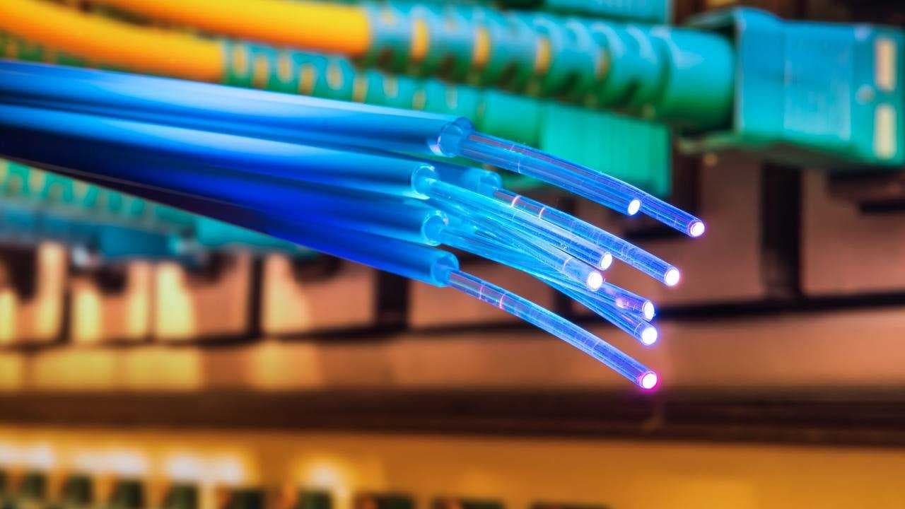 الاتصالات: إيصال 3 ملايين ونصف المليون خط من الألياف الضوئية للمنازل