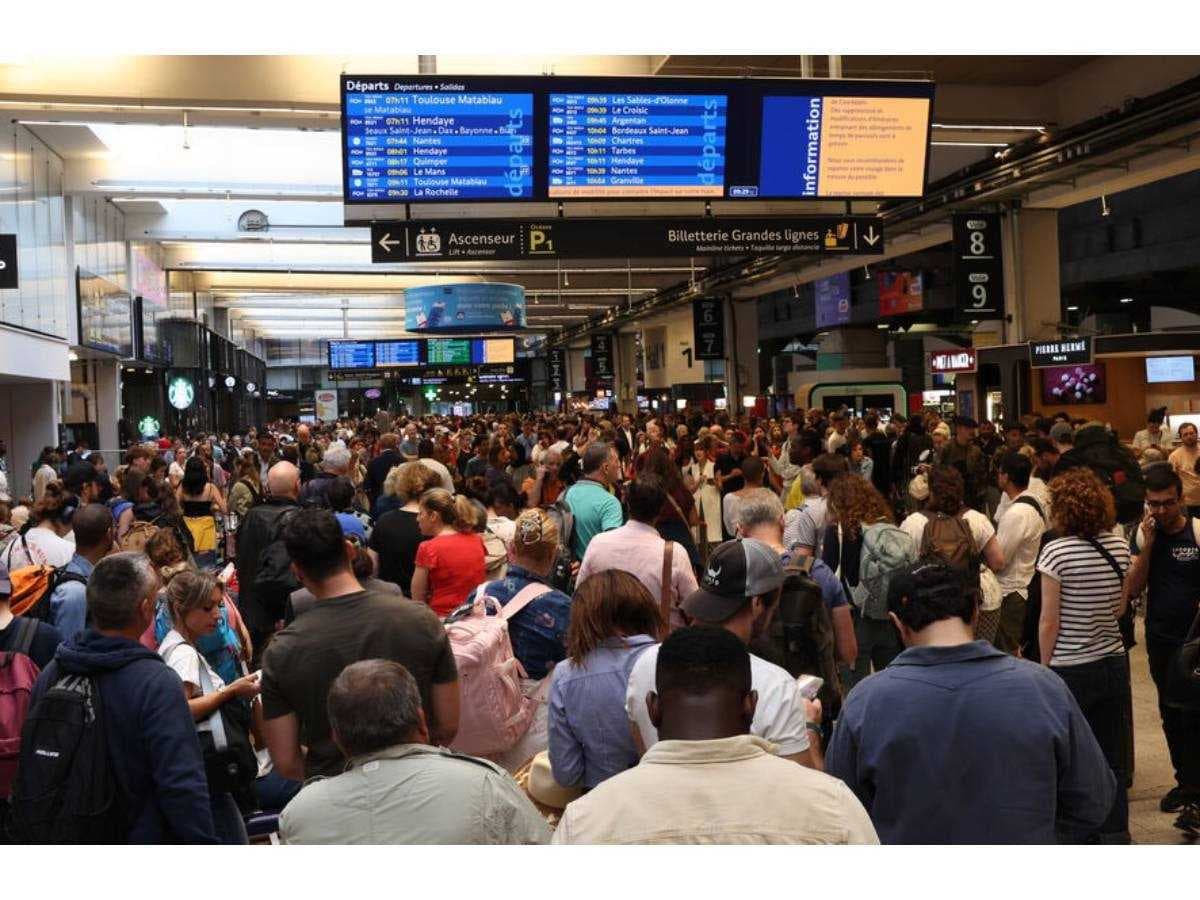 تضرر نحو 800 ألف شخص نتيجة الهجوم على شبكة القطارات في فرنسا