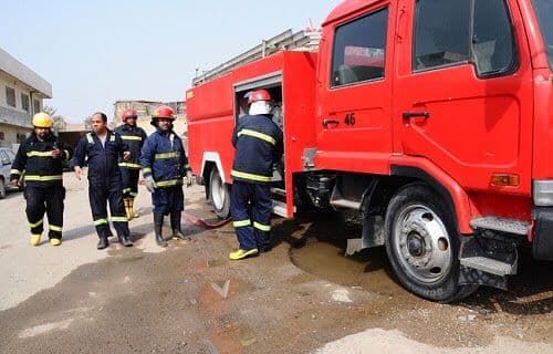 الدفاع المدني تتمكن من اخماد حريق اندع بمحال تجارية في البصرة