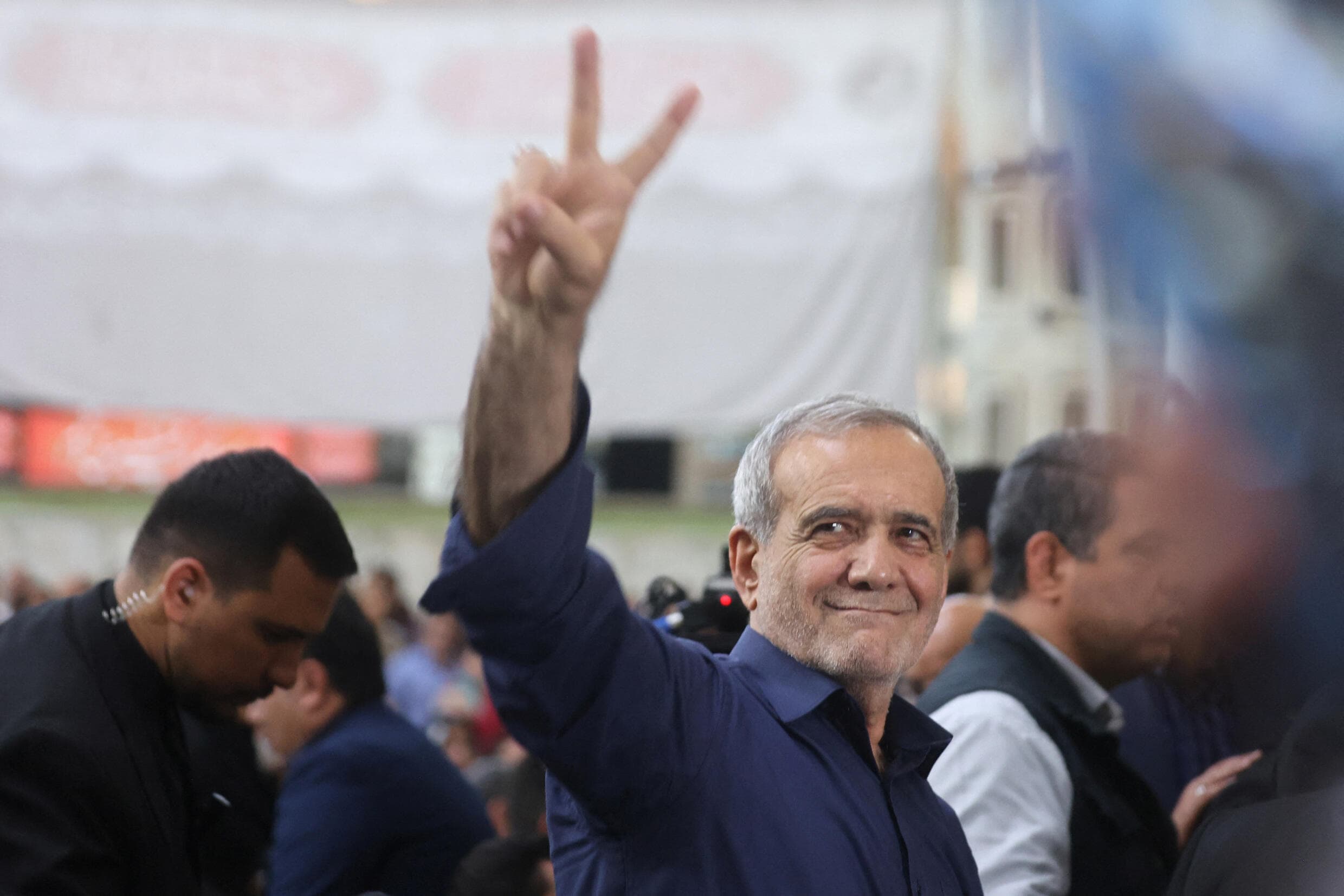 بعد التنصيب.. مسعود بزكشيان يتولى مهامه رئيسا جديدا لإيران