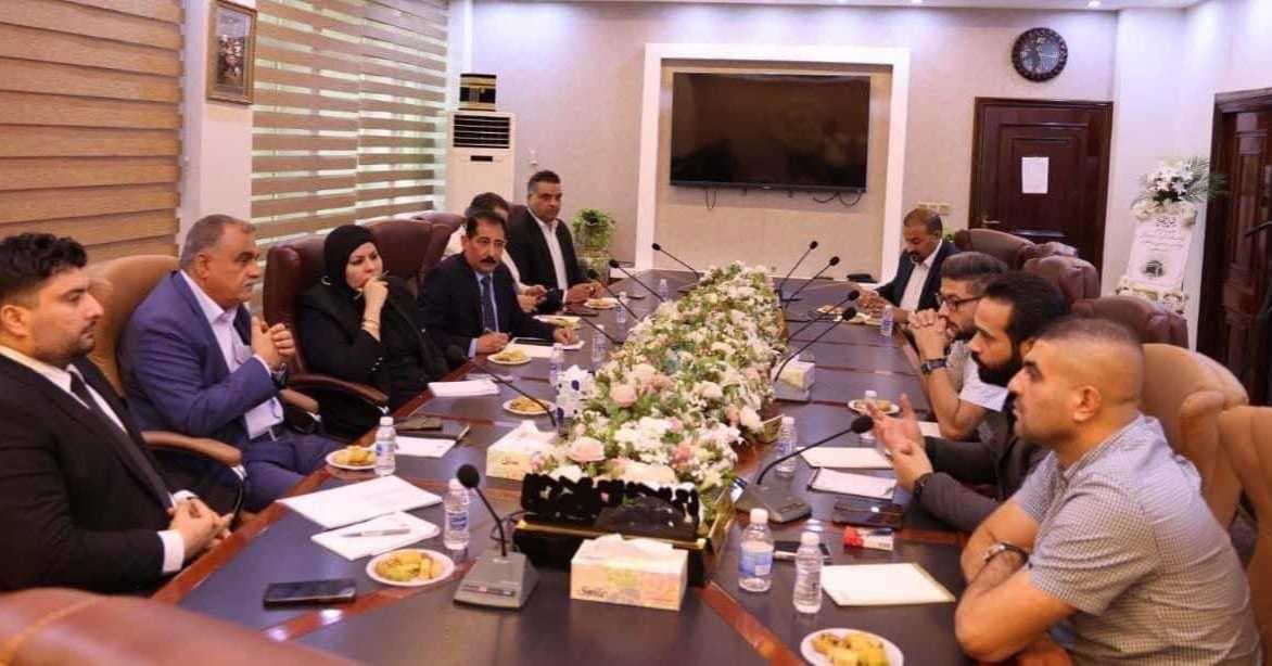 التجارة والعمل تبحثان شمول أفراد الرعاية بامتيازات خاصة من خلال مشاريع الهايبر ماركت