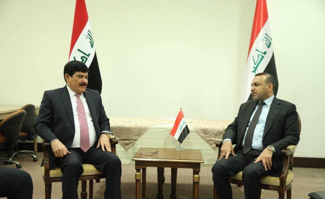 وزير العمل يحدد معايير استقدام العمالة إلى العراق