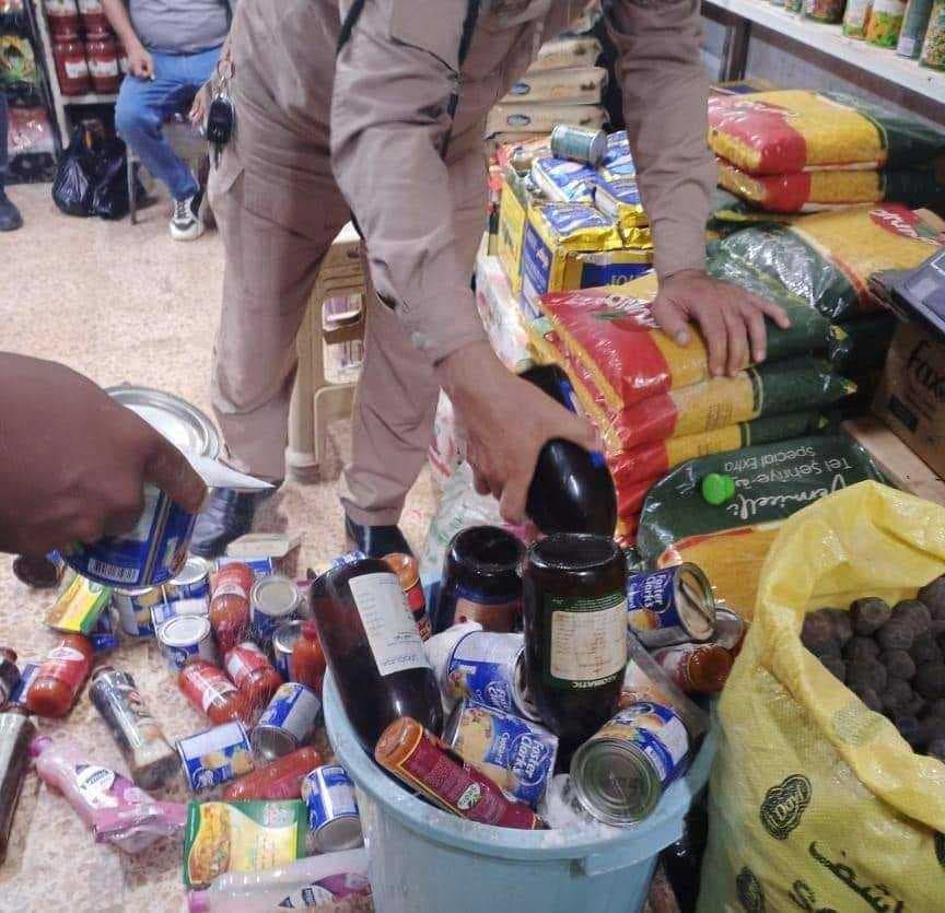 ضبط ومصادرة كميات متنوعة من المواد الغذائية منتهية الصلاحية في الديوانية وبابل