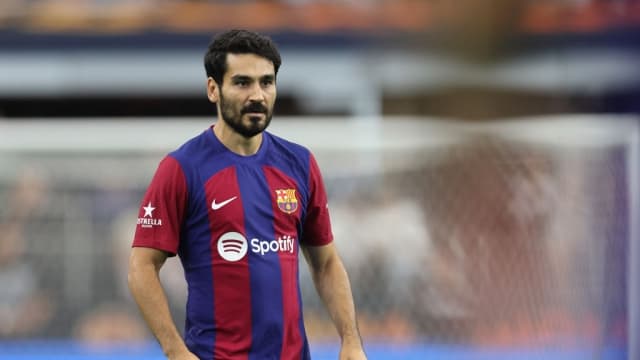برشلونة يضحي بثلاثة لاعبين لحل الأزمة المالية