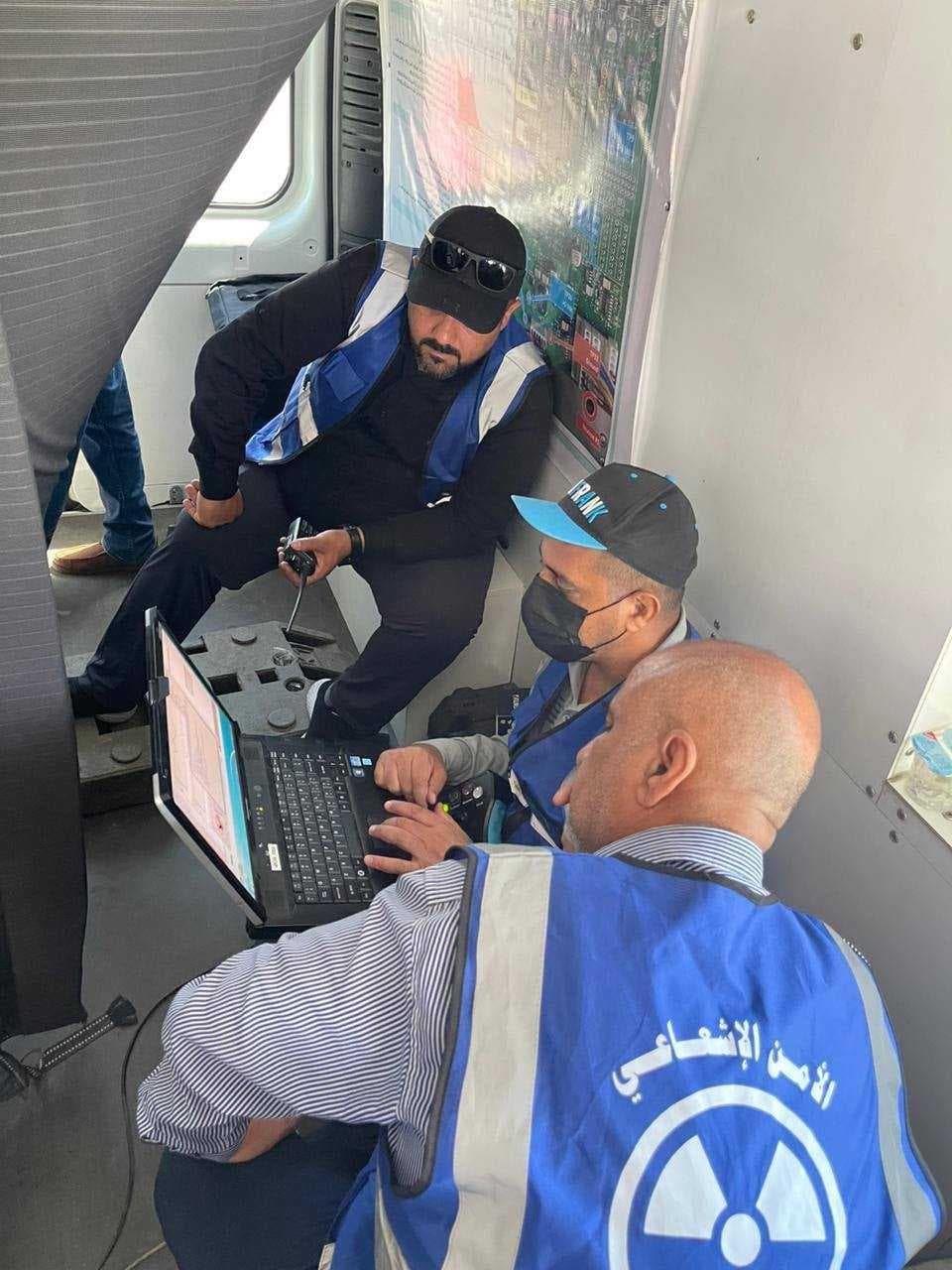 الفرق الفنية الاشعاعية تسهم في تأمين زيارة الاربعين