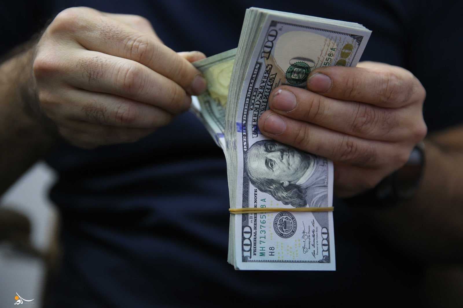 العراق يعلن بدء 13 مصرفاً بالتعامل بعملات غير الدولار