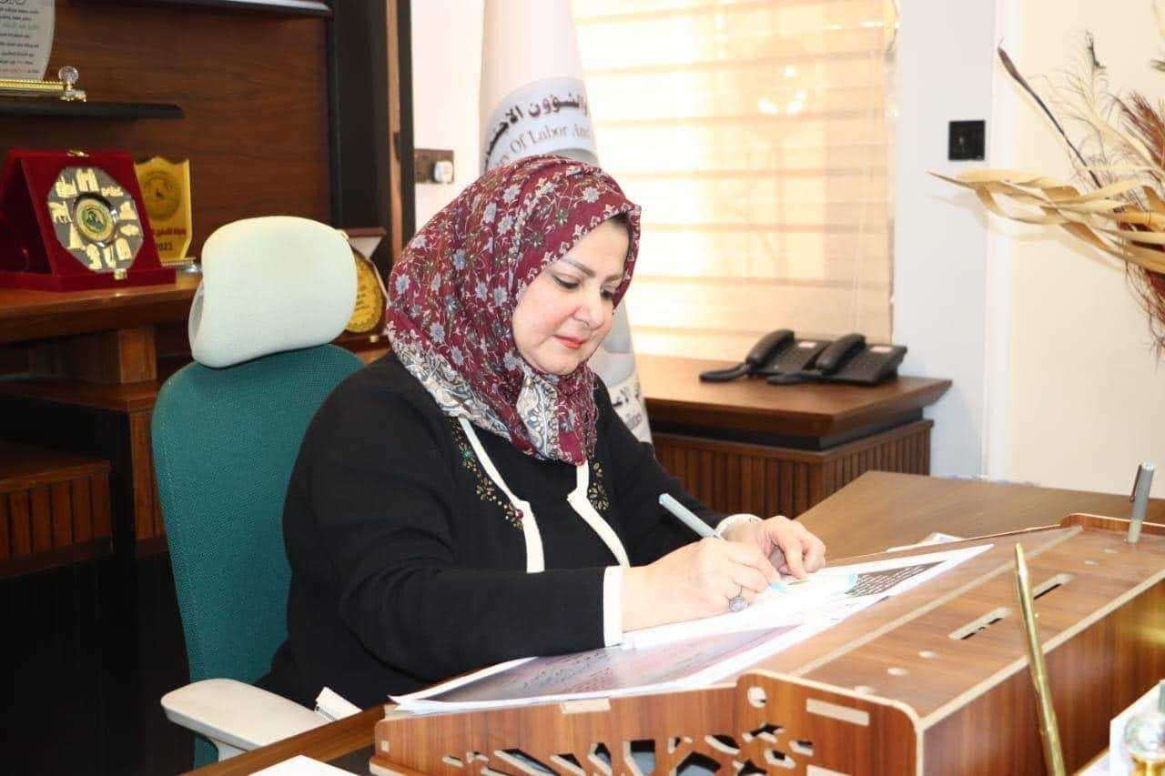 العمل تصدر البطاقة الذكية لمواطن من ذوي الإعاقة بتوجيه من الوزير