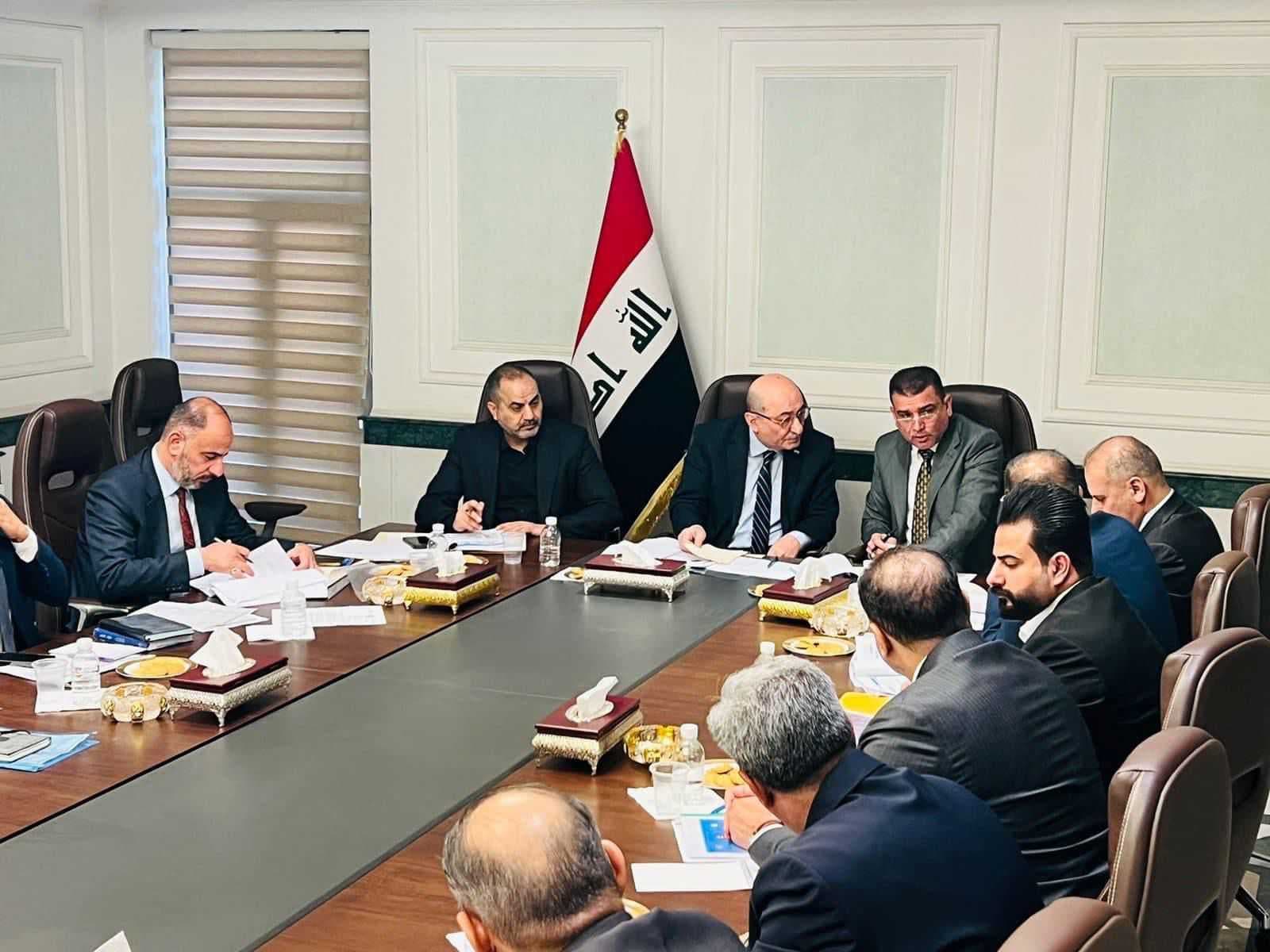 ٤٩ مدرسة بدلا من الكرفانية حصيلة اجتماع مستشار رئيس الوزراء وذي قار