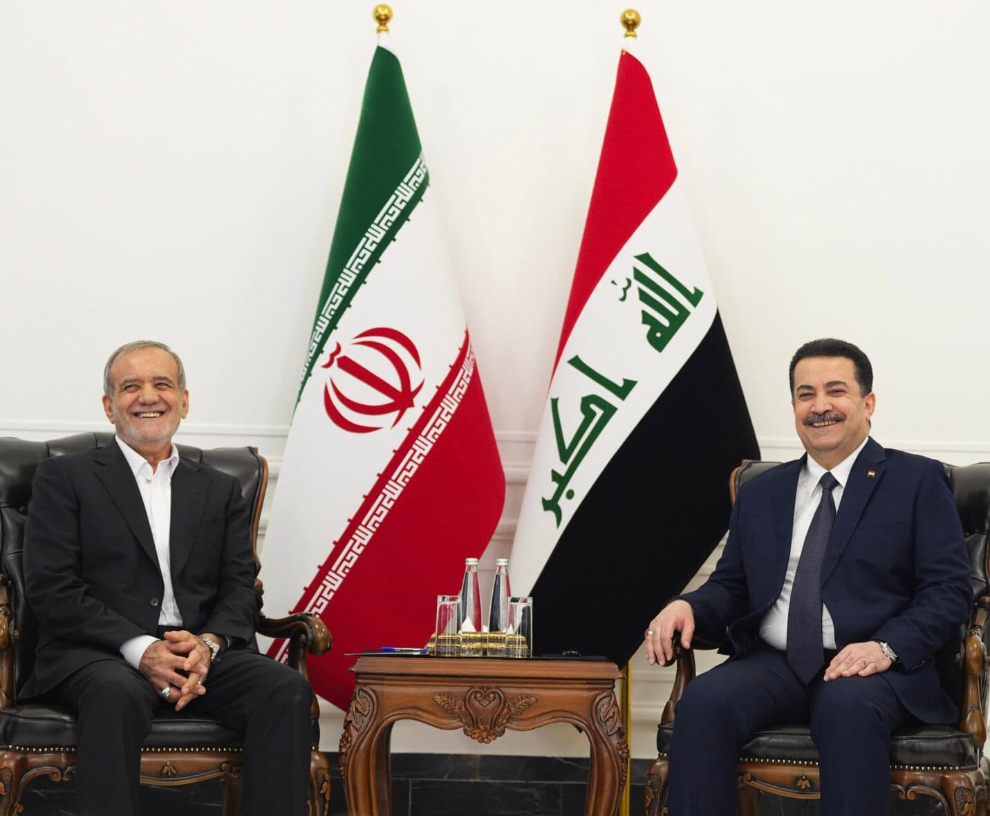 الرئيس الإيراني يقدم للسوداني لوحة تضمّنت شكر المرشد الأعلى السيد علي الخامنئي للعراق