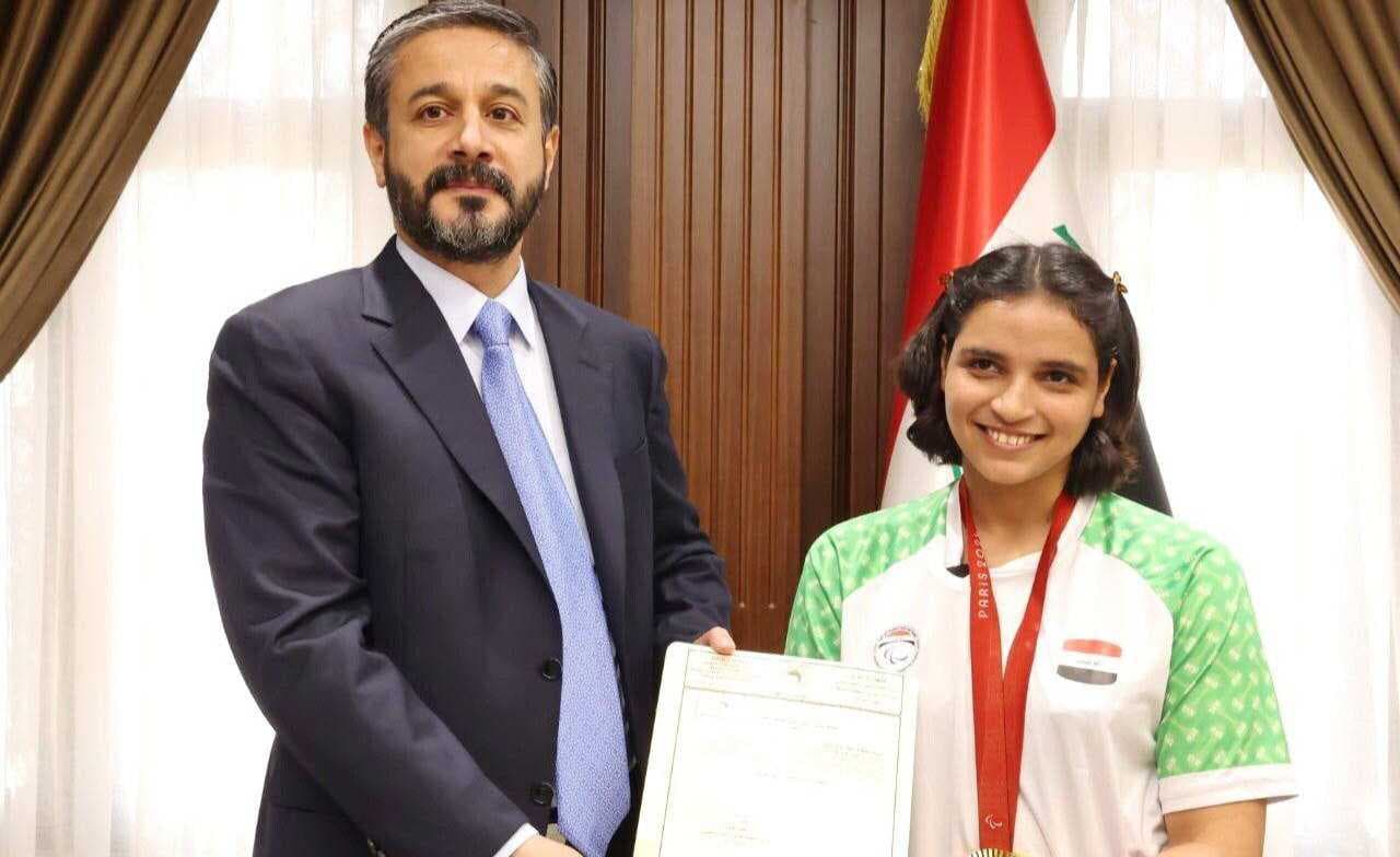 البطلة العراقية نجلة عماد تتسلم أمراً وزارياً بقبولها في كلية التربية الرياضة