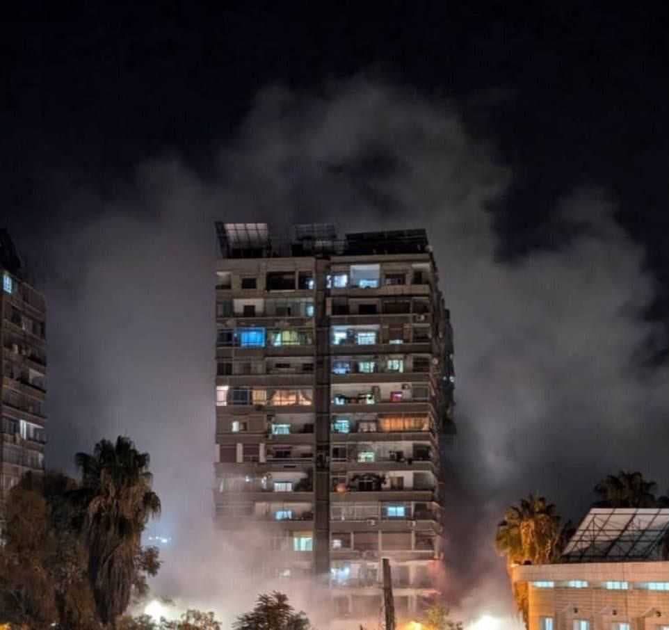 بينهم أطفال ونساء.. 7 شهداء بالقصف الصهيوني على بناية سكنية في دمشق