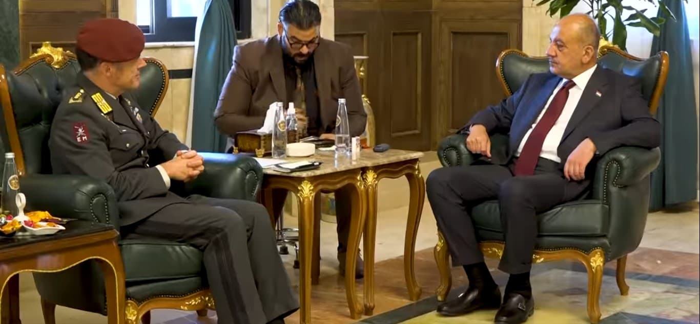 وزير الدفاع وقائد بعثة الناتو في العراق يناقشان الخطط التدريبية لتطوير قابليات الجيش العراقي