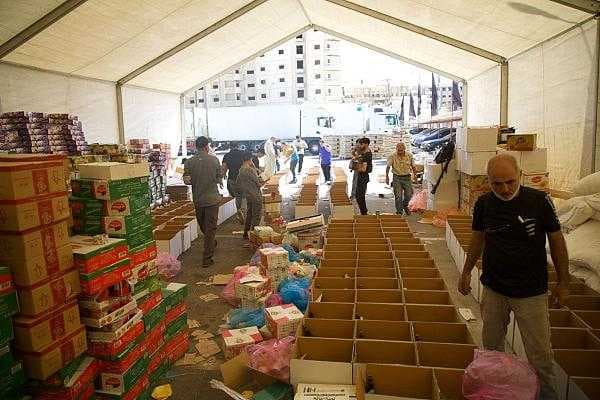 العتبة العباسية في سوريا تعلن توزيعها أكثر من ألف سلة غذائية متكاملة يوميا للنازحين اللبنانيين.
