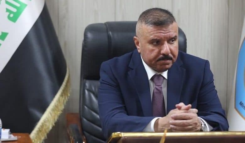 وزير الداخلية يمنع ادخال واستخدام الهواتف الذكية اثناء الدوام