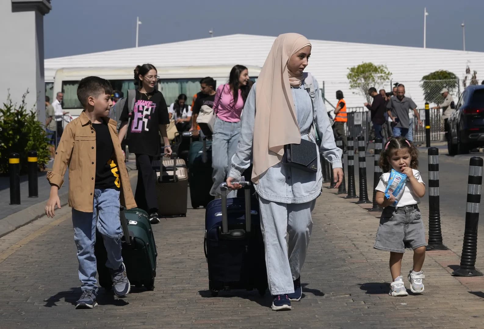 الهجرة: رئيس الوزراء وجَّه بوضع خطة تفويج عكسي للبنانيين الراغبين بالعودة