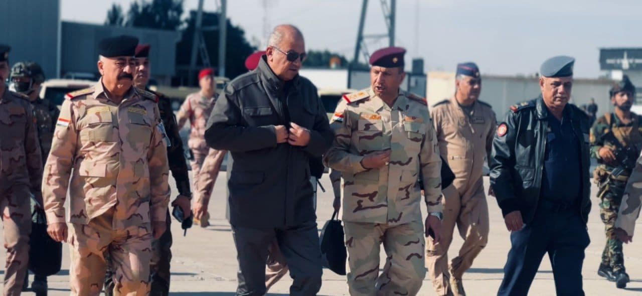 وزير الدفاع يعقد اجتماعاً موسعاً مع قائد العمليات وامري الألوية في سنجار