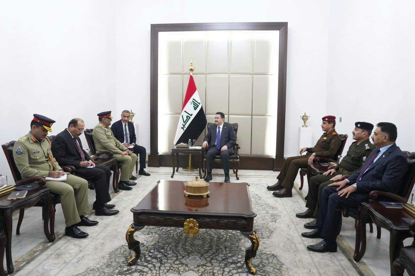 رئيس الوزراء يؤكد حرص العراق على فتح آفاق الشراكة مع باكستان