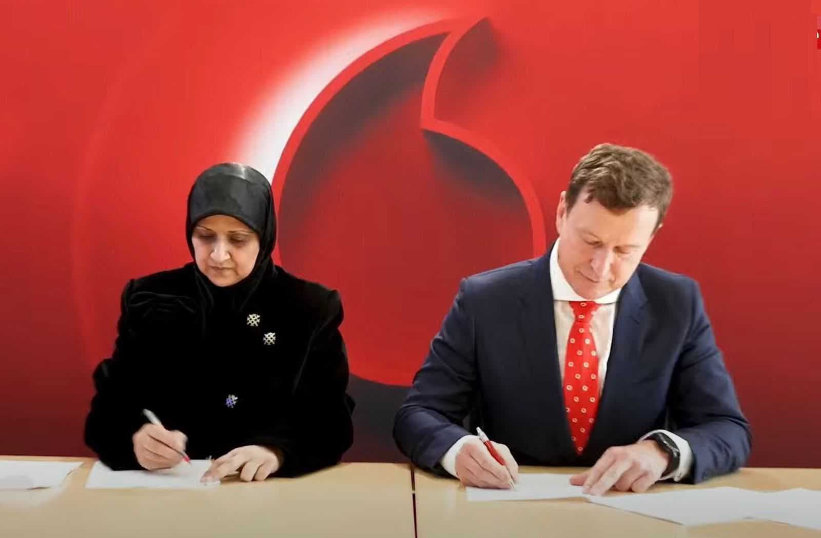 الحكومة توقع اتفاقية مع فودافون لإنشاء شبكة اتصالات بتقنية الجيل الخامس