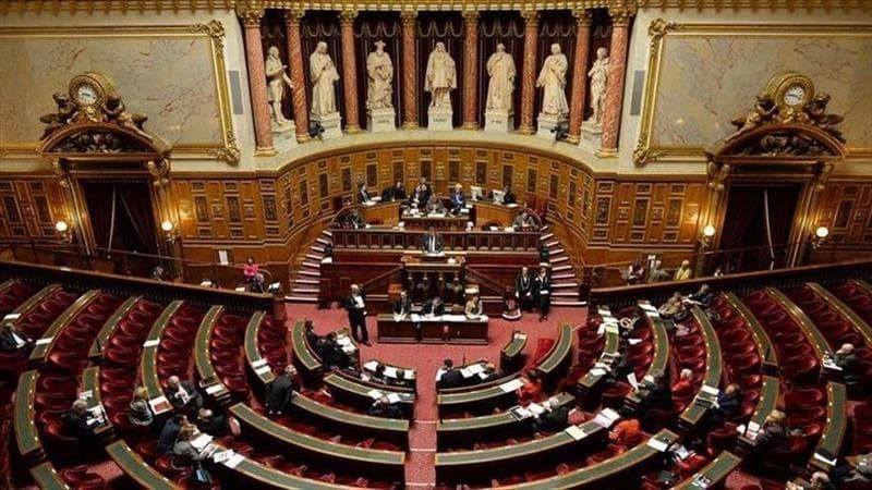 البرلمان الفرنسي يصوت بالأغلبية لسحب الثقة من الحكومة