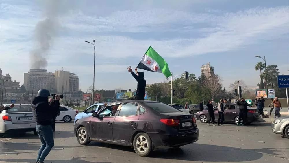 إيران تباشر بفتح خط اتصالات مع القيادة السورية الجديدة