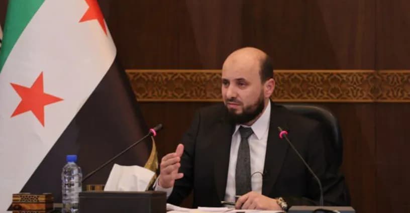 الحكومة الانتقالية السورية تعلق العمل بالدستور والبرلمان لمدة ثلاثة أشهر
